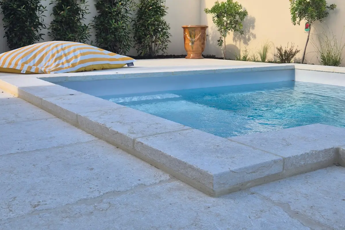 Pierre d'egypte tour de piscine