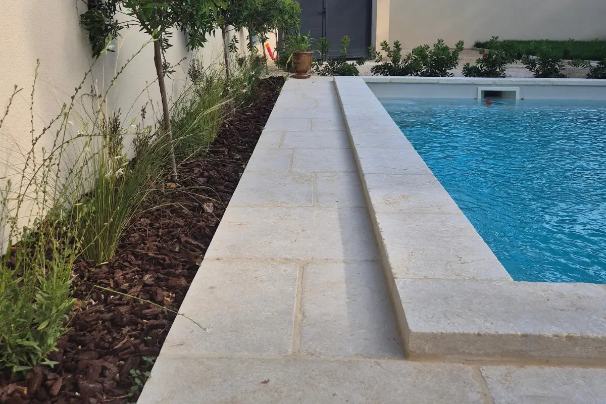 Pierre d'egypte tour de piscine