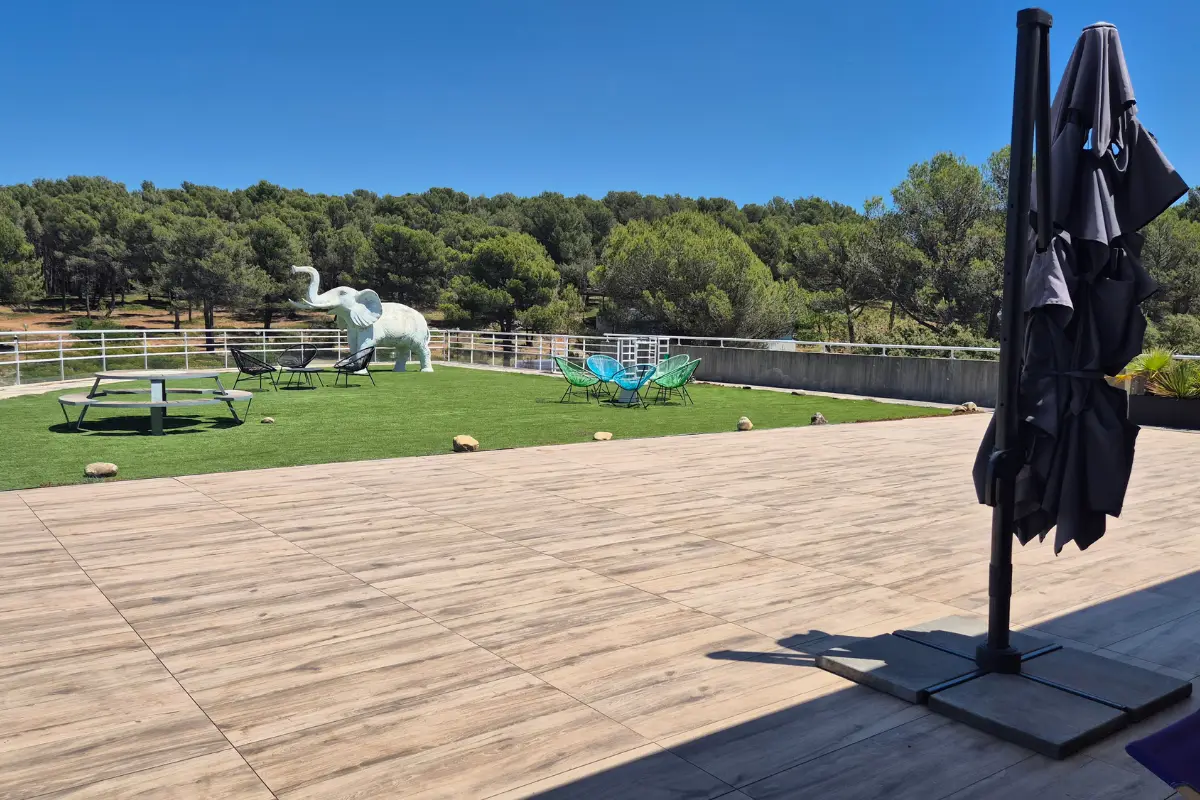 Terrasse carrelee avec pergola