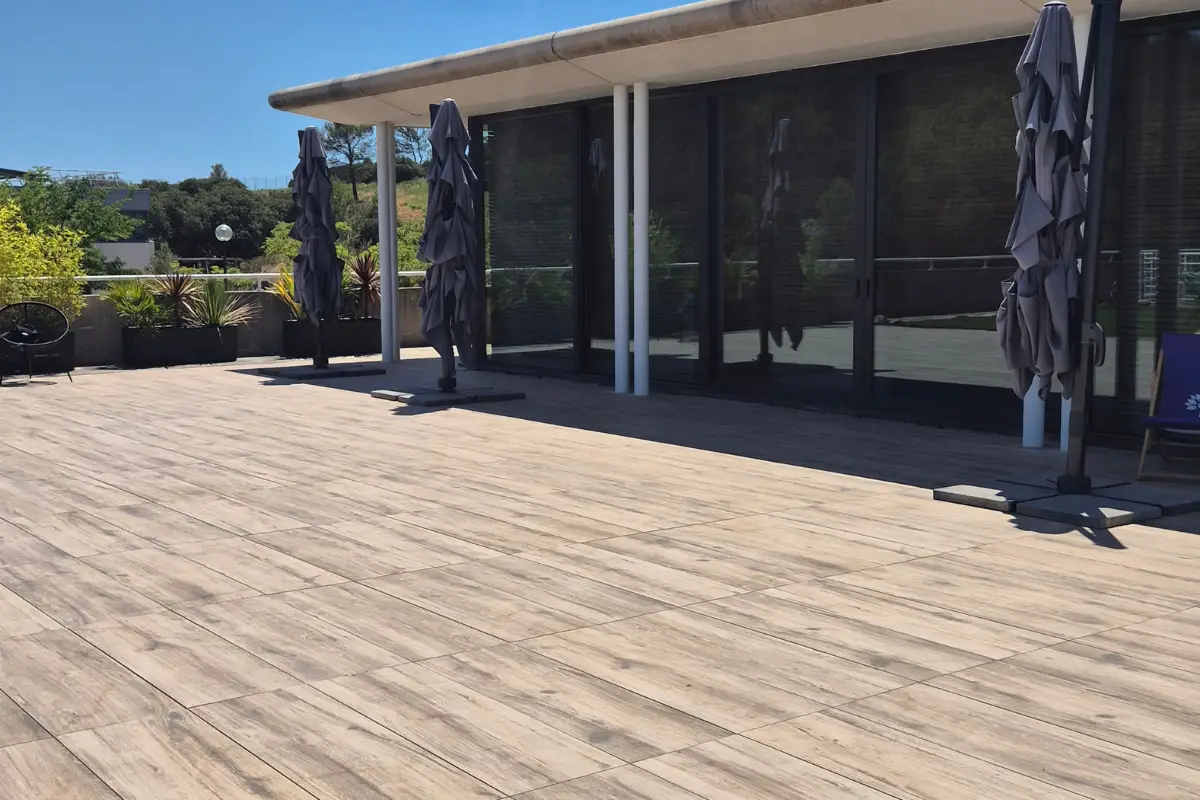 Terrasse carrelee avec pergola