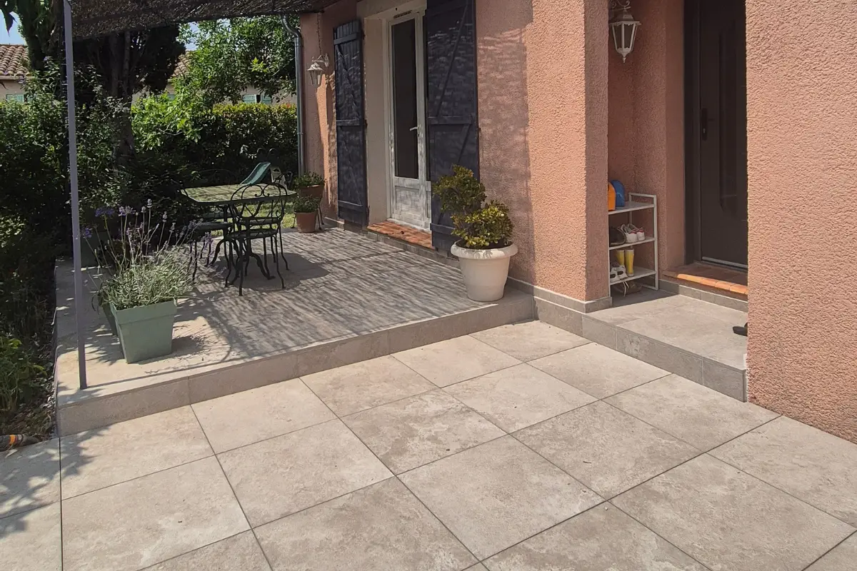 Terrasse carrelee avec pergola