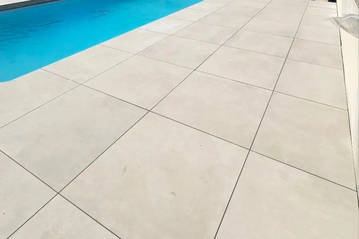 Terrasse carrelee avec pergola