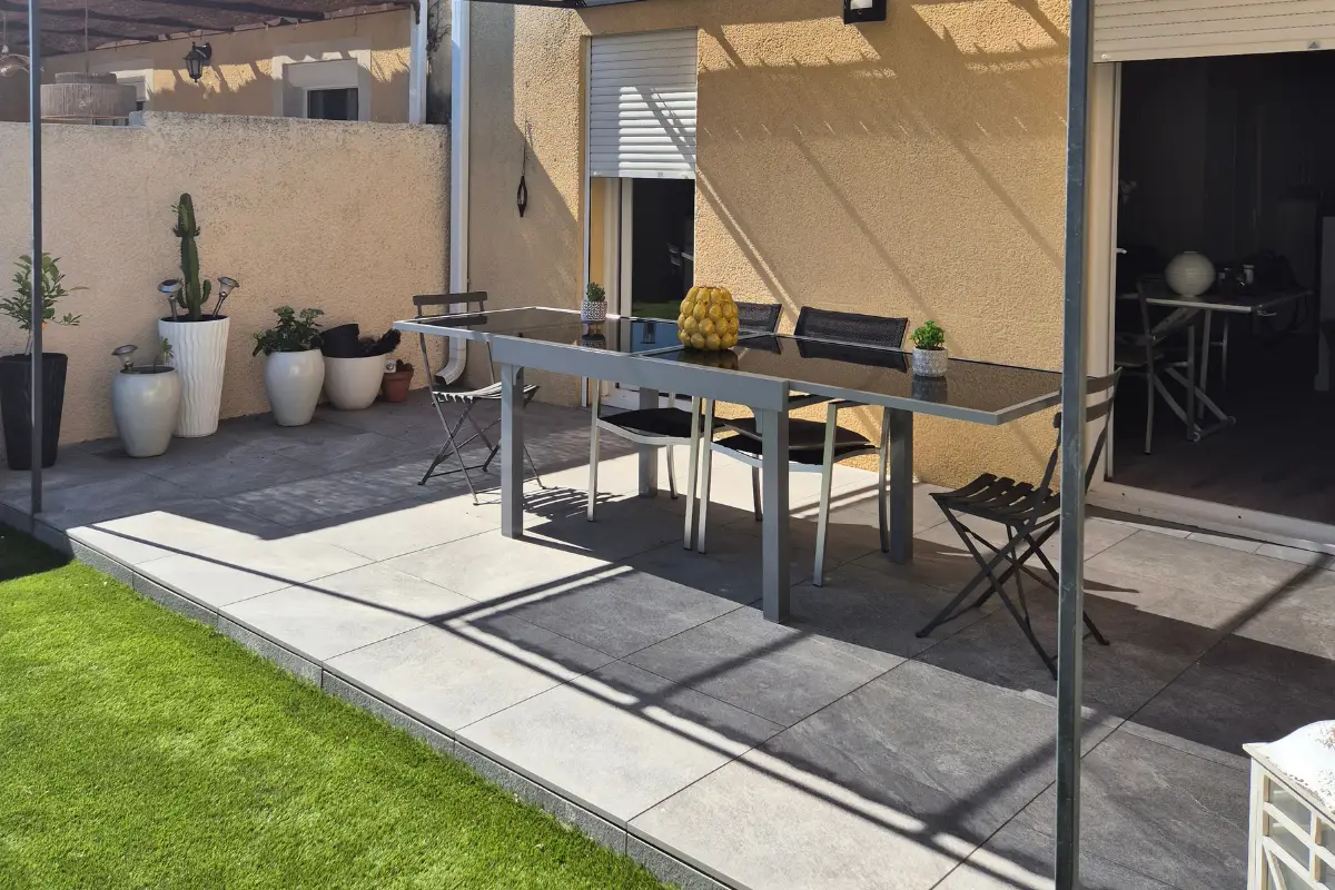Terrasse carrelee avec pergola