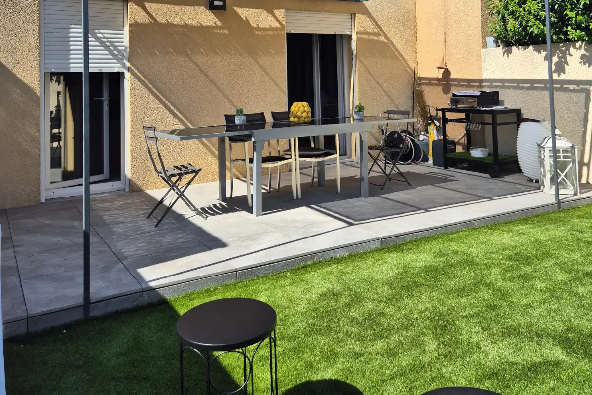 Terrasse carrelee avec pergola