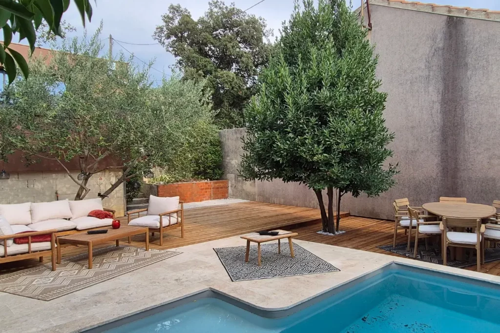 terrasse bois autour de la piscine